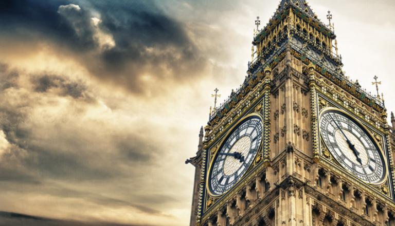 Des nuages orageux assombrissent l'illustre tour Big Ben à Londres.