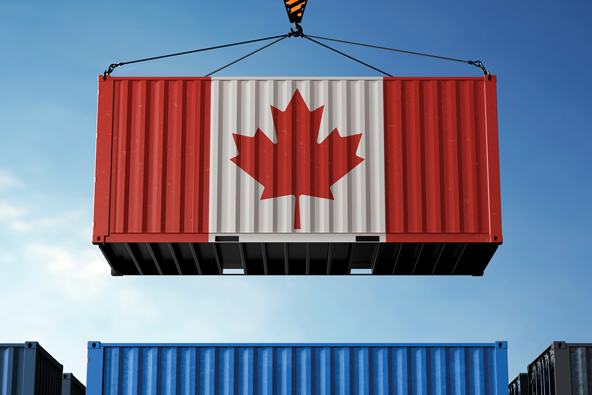 Conteneur de fret commercial canadien suspendu au-dessus des nuages