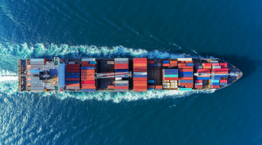 Cargo transportant des marchandises vers des marchés étrangers.