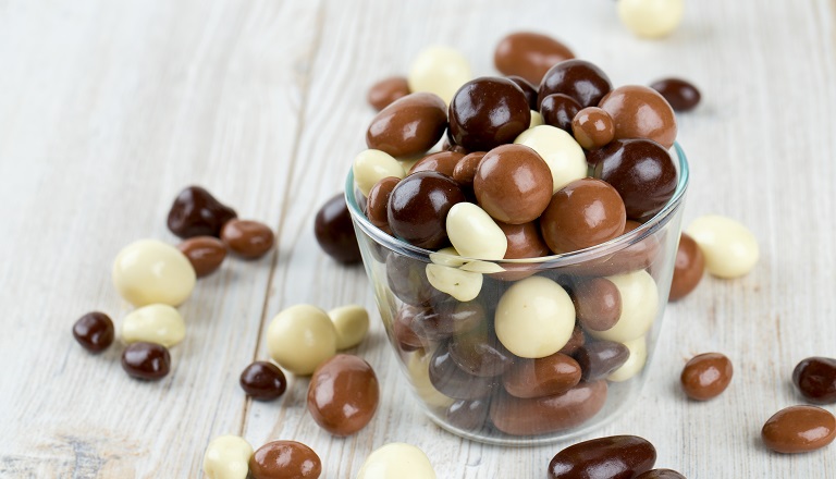 Un bol de friandises au chocolat faites par REB