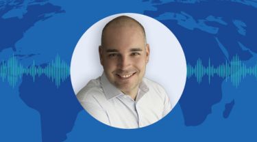 Portrait de Nicolas Duvernois avec des pays et des des ondes sonores en arrière-plan.
