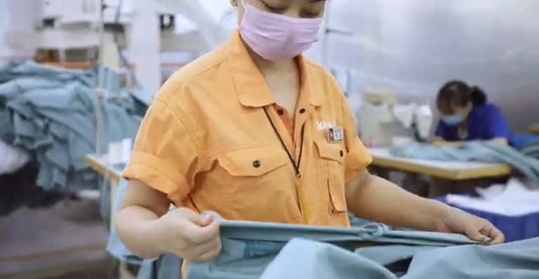 La société winnipegoise Mondetta s’est adaptée, passant de la confection de vêtements à la fabrication d’EPI pour les travailleurs de la santé en première ligne.