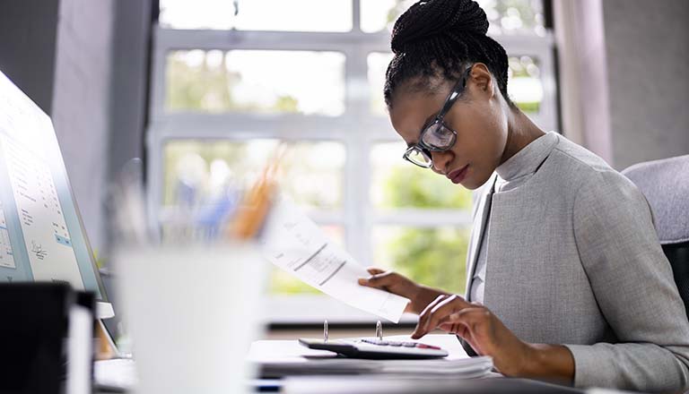 Une femme d’affaires prépare un rapport 