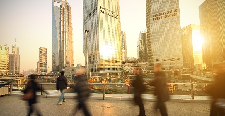 Les piétons respectent la distance physique sur la promenade de la ville chinoise